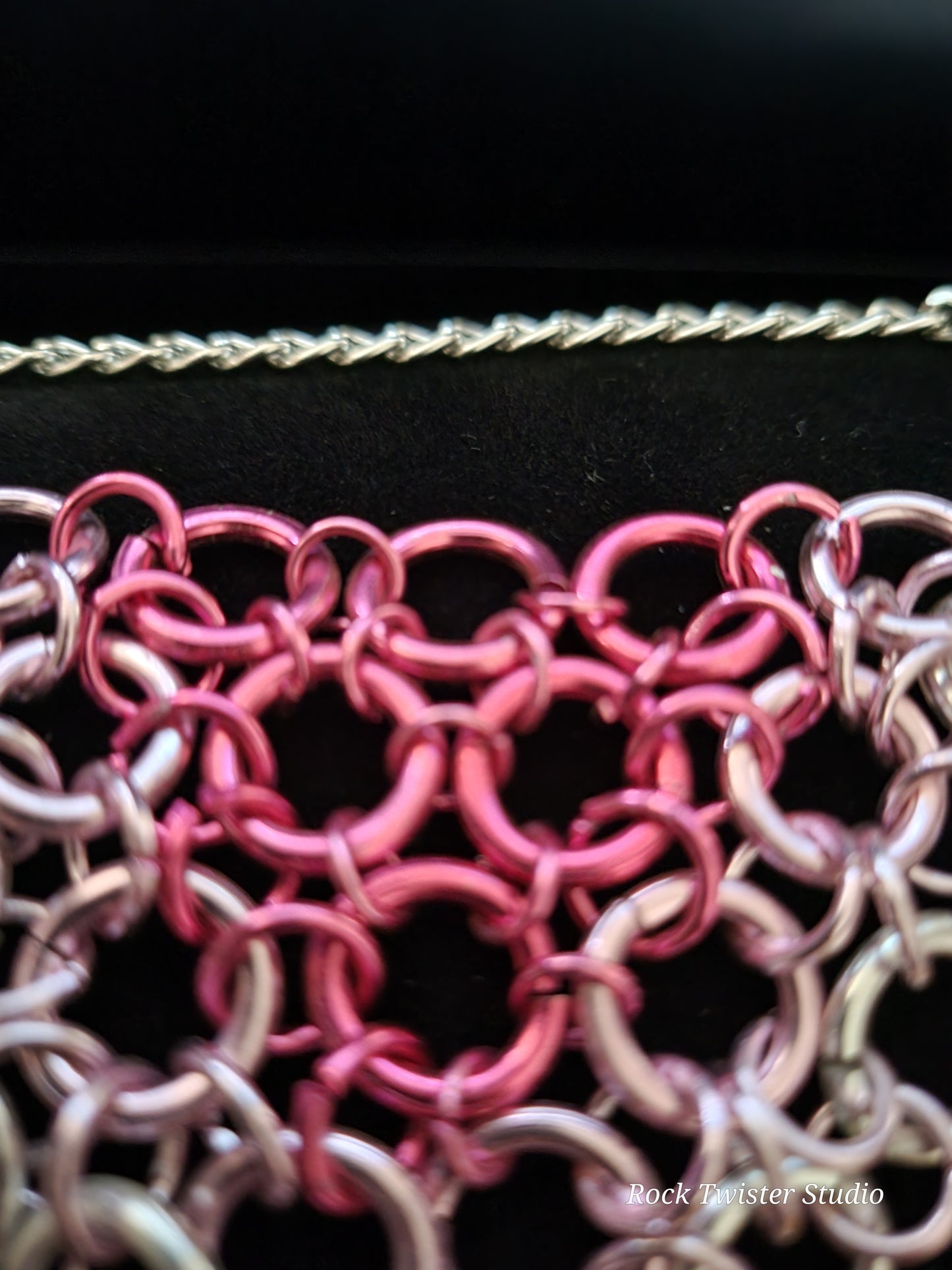 Pinck chain maile necklace