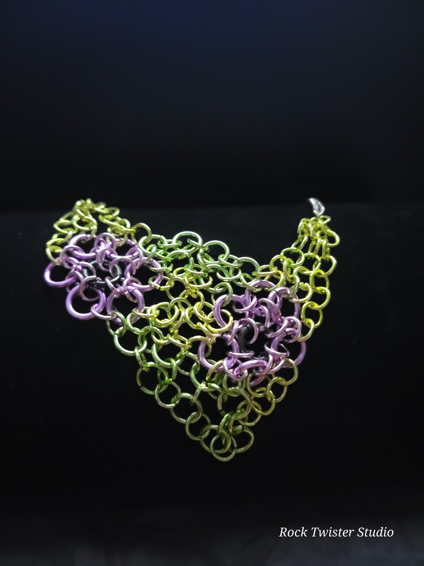 Purple flowers chain malle