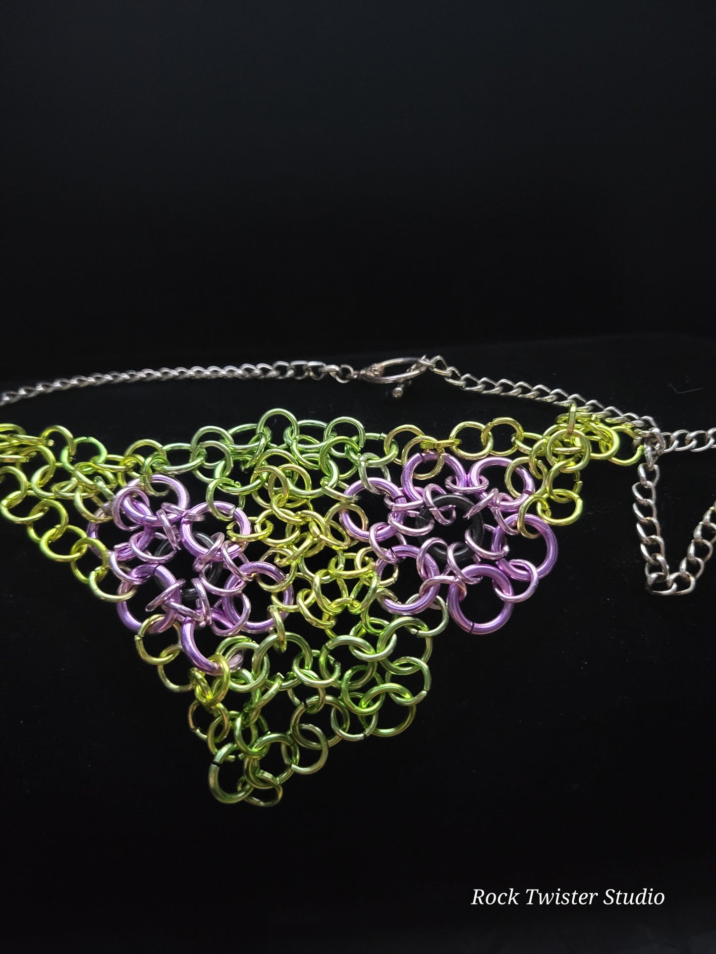 Purple flowers chain malle