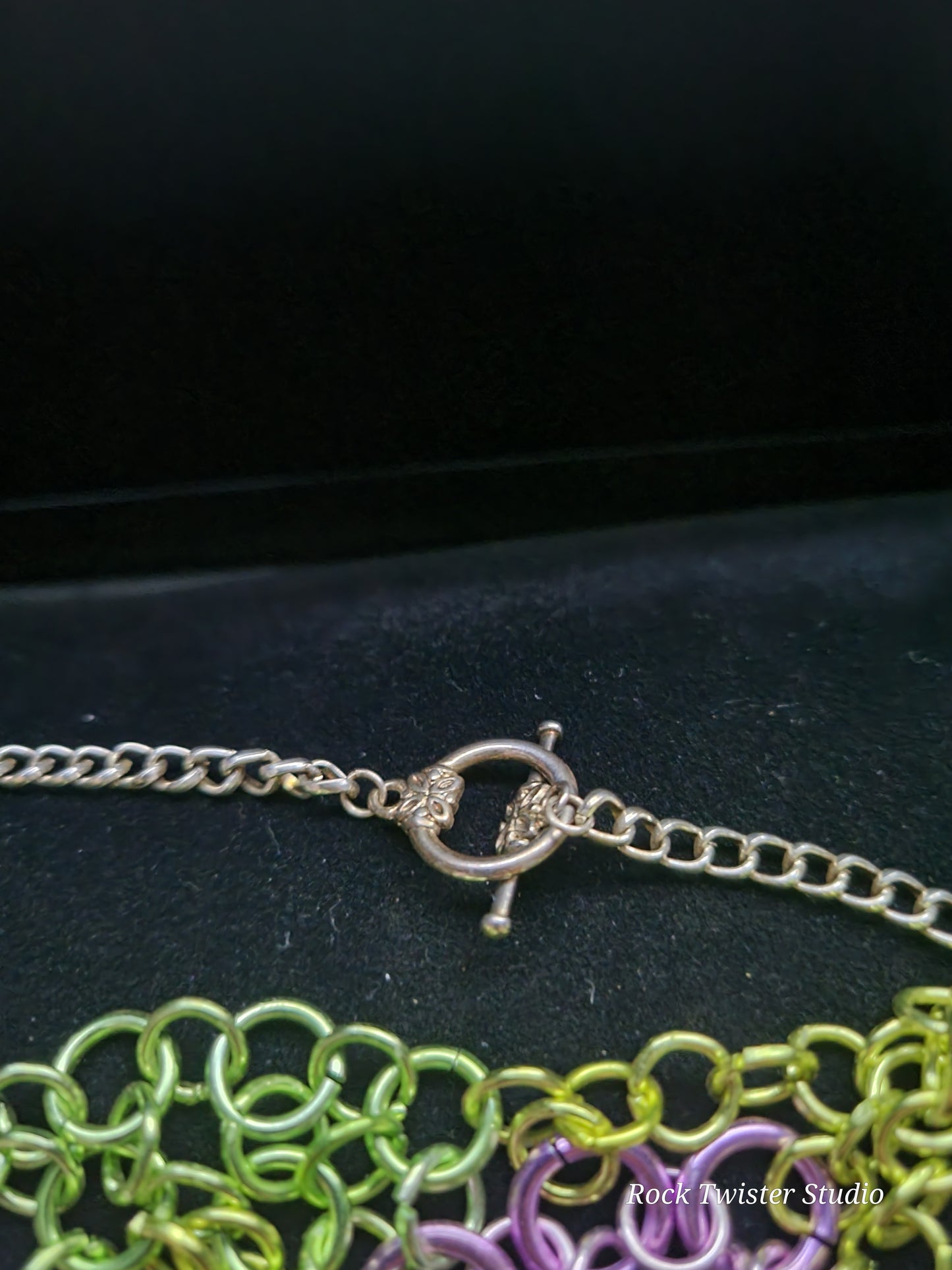 Purple flowers chain malle